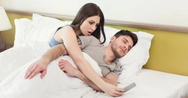 علامت خيانة الزوج على فيسبوك
